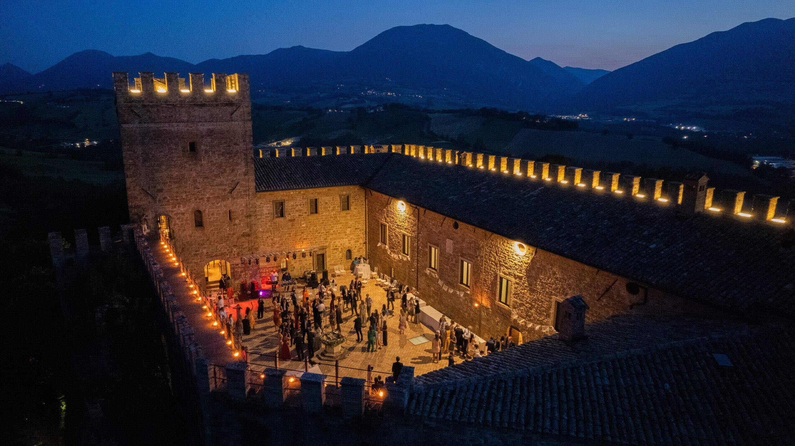 Veduta aerea castello Rocca d'Ajello con giardini storici Marche