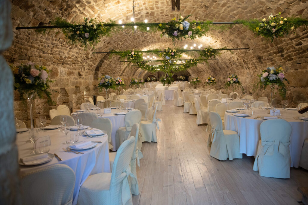 Allestimento tavola matrimonio location storica Marche