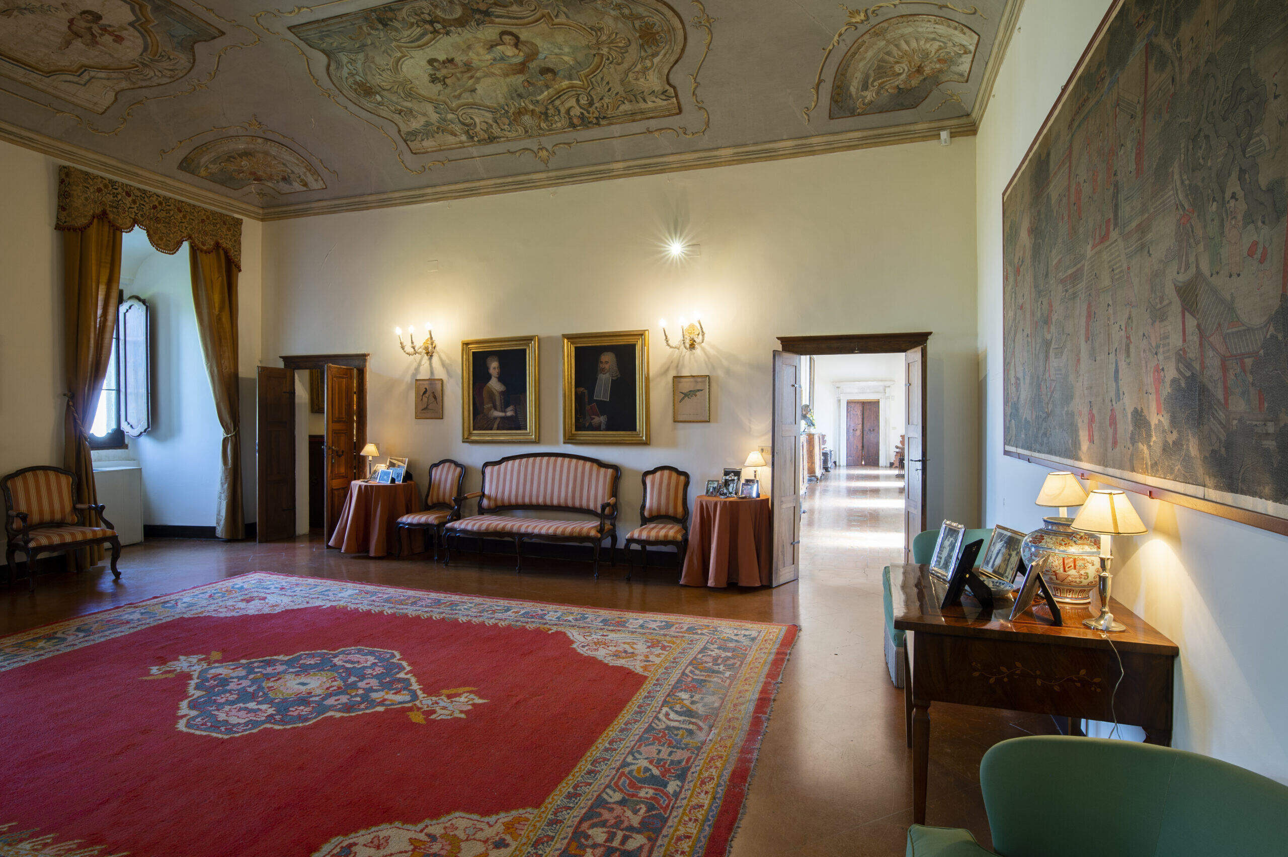 Interno storico salone Rocca d'Ajello con affreschi