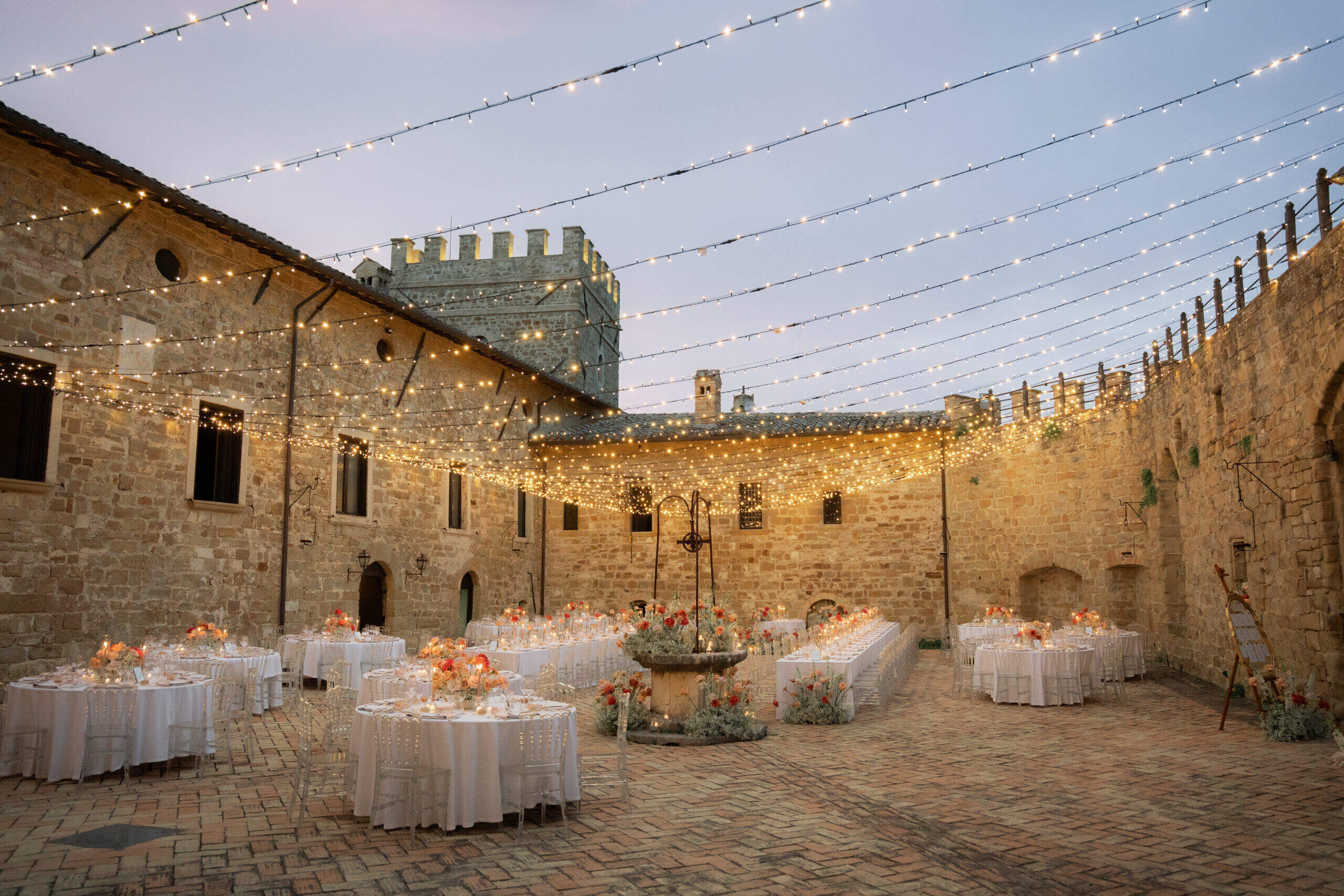 Facciata della Rocca d'Ajello, castello storico per matrimoni nelle Marche